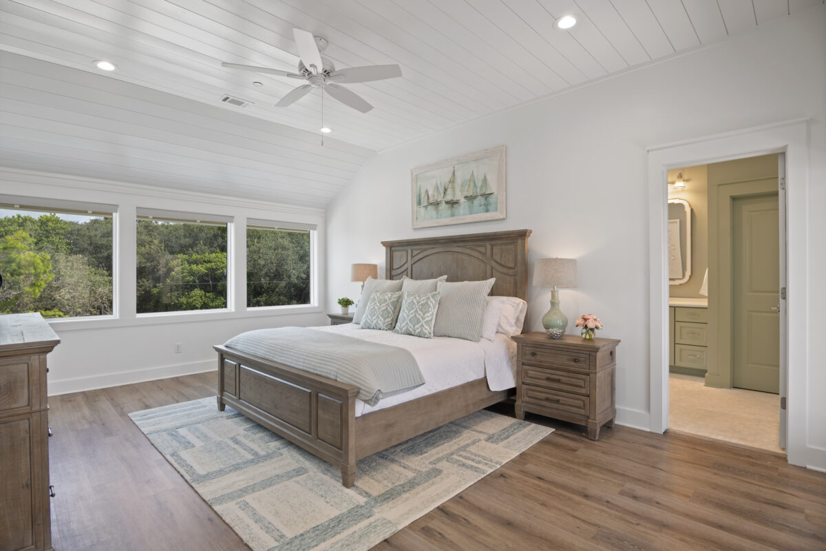 Blue Mountain Beach Primary Bedroom | Twin Construction 